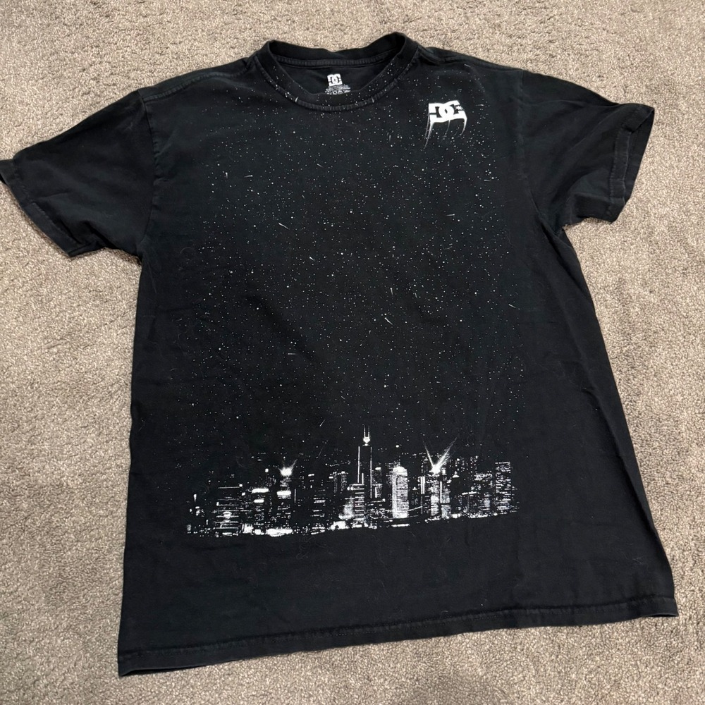 DC Shoes Mens Black Graphic T Shirt Cityscape Stars Large